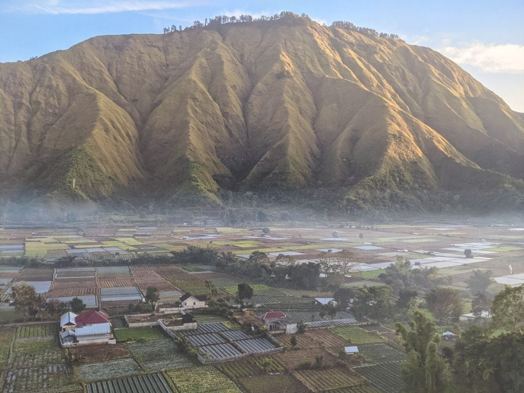 Cara Liburan ke Lombok dari Yogyakarta dengan Backpacker-an 2 Bukit Pergasingan menjadi salah satu destinasi wisata liburan ke Lombok dari Yogyakarta