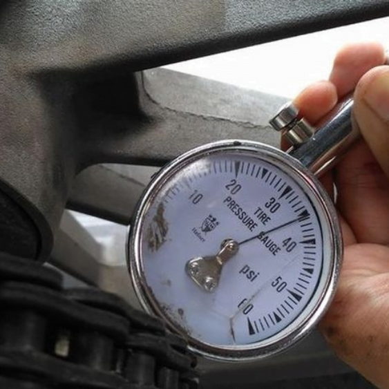 Pemeriksaan Tekanan Udara Pada Ban sepeda Motor Rental evan trans lombok